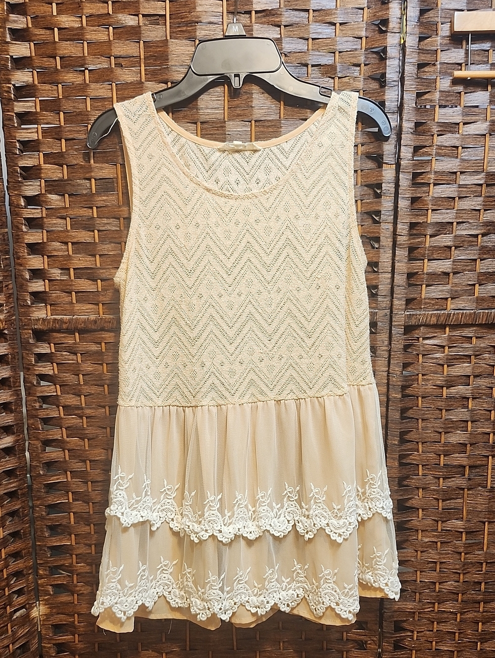 entro Cream Lace Tiered Sleeveless Top